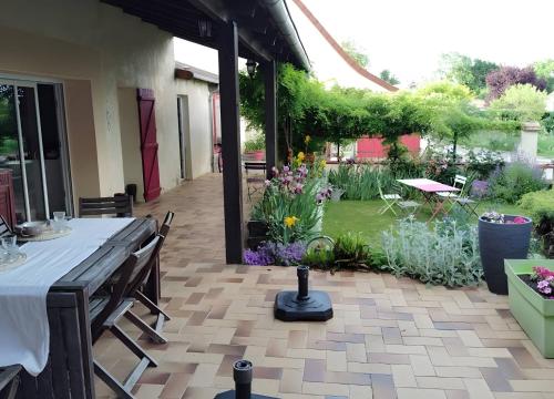 Exterior view, Les Chambres D'Anel in Dompierre-Sur-Besbre