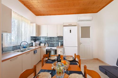 virtuve, To Pournari Beachside Garden House - Happy Rentals in Mpouka (Ilia)