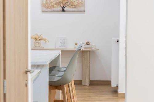 Sunlit Charm Modern 2BR Apartment with High-Speed WiFi - image 2