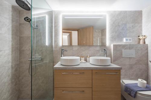 Sunlit Charm Modern 2BR Apartment with High-Speed WiFi - image 6