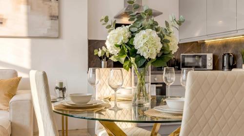 Designer 2BR Luxe in Kensington by Harrods for 6 - image 12