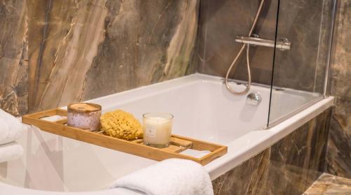Designer 2BR Luxe in Kensington by Harrods for 6