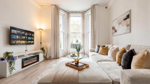 VIRAL Kensignton 2BR Refreshing Dream Home by Station for 6, Londra