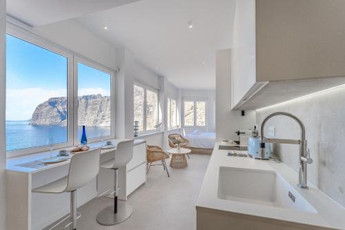 Blue Haven - Ocean View Penthouse with private jacuzzi and community pool 2