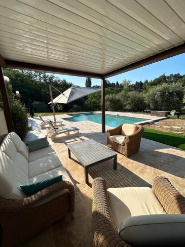 Villa avec piscine dans un écrin de verdure