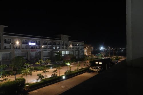 Calm&Co One BHK with balcony – khách sạn tại Bhabat