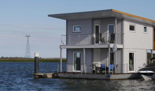 FLOATING HOUSES - "schwimmende Ferienhäuser" - Kröslin Haus 3 in Kröslin, Deutschland