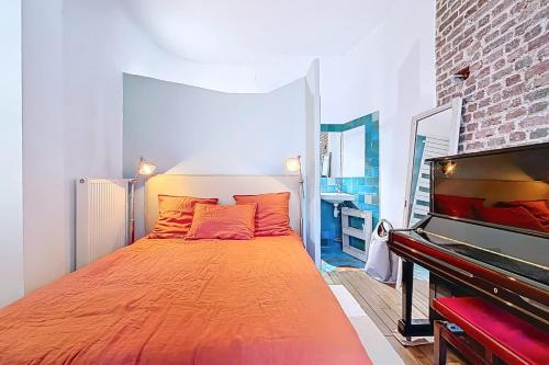 Apartment with garden in the heart of Montmartre - image 3