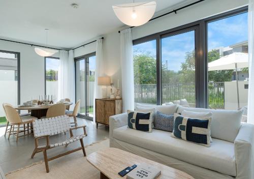 Allsopp & Allsopp - 4-Bedroom plus maid's room Villa in Aura Gardens Tilal Al Ghaf - - image 8