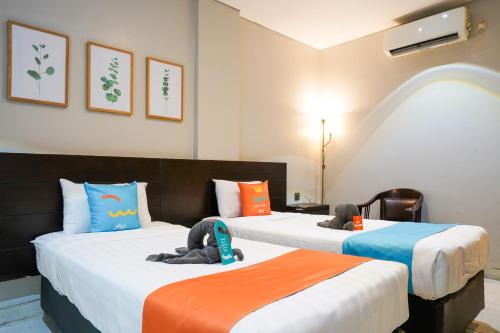 Sans Hotel Prime Cailendra Yogyakarta by RedDoorz Room Type - Deluxe Twin Room