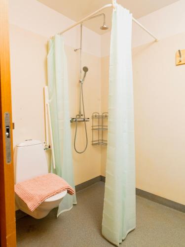 Zimmer mit 2 einzelbetten, eigenes badezimmer