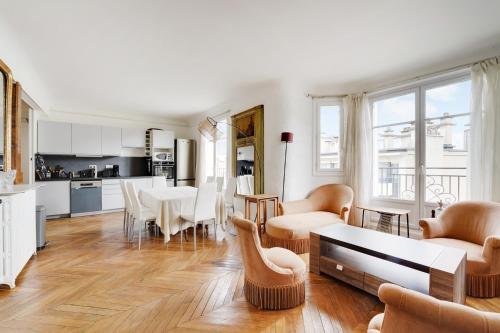 4 BDR 120sqm with Eiffel Tower view in Saint-Germain - image 3
