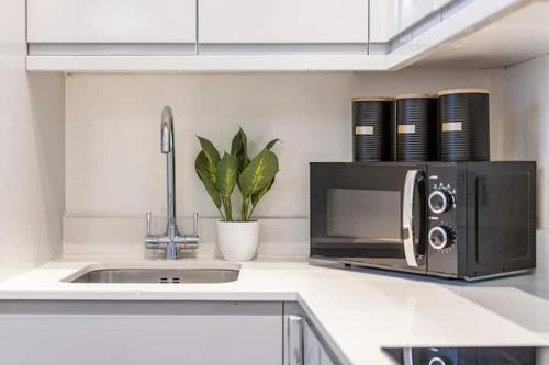 Apartment - Sleeps 7 - Paddington Station 5 mins - main image