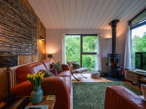 Rural Woodland Lodge with Log Fire & Sunny Deck