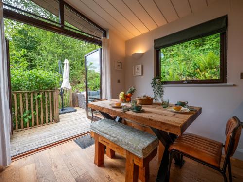 Rural Woodland Lodge with Log Fire & Sunny Deck in Strete