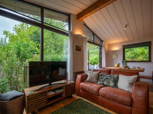 Rural Woodland Lodge with Log Fire & Sunny Deck in Strete