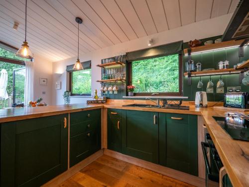 Rural Woodland Lodge with Log Fire & Sunny Deck in Strete