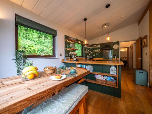 Rural Woodland Lodge with Log Fire & Sunny Deck in Strete