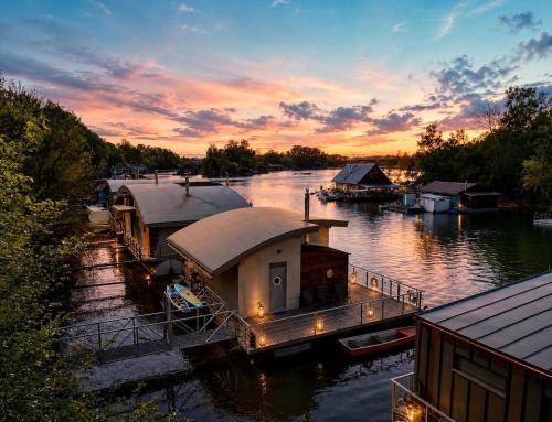 Sunset view Housboat with sundeck,AC&Heating – khách sạn tại Bratislava V