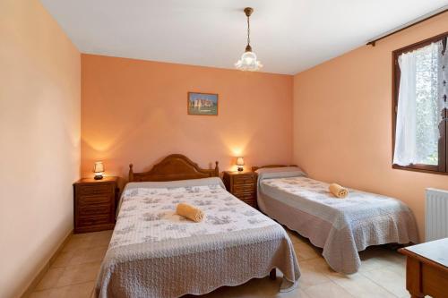 1 double bed, 1 twin bed