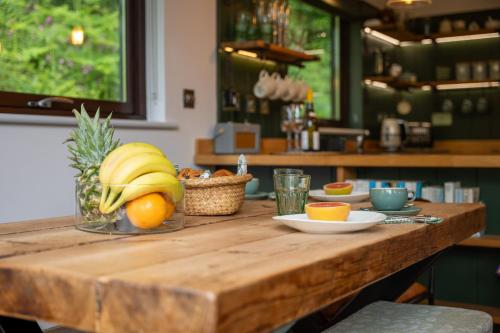 Rural Woodland Lodge with Log Fire & Sunny Deck in Strete