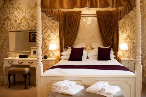 1 double bed, 1 twin bed