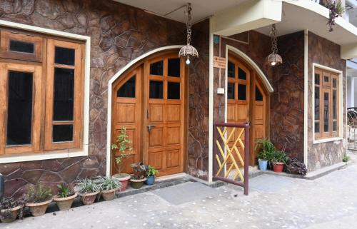 Quinton Enclave in Police Bazar