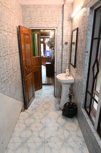 Quinton Enclave photo 4