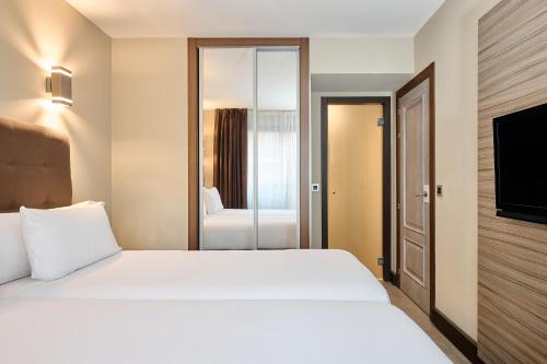 Gran Hotel Luna de Granada Room Type - Double Family Room (3 Adults + 1 Child)