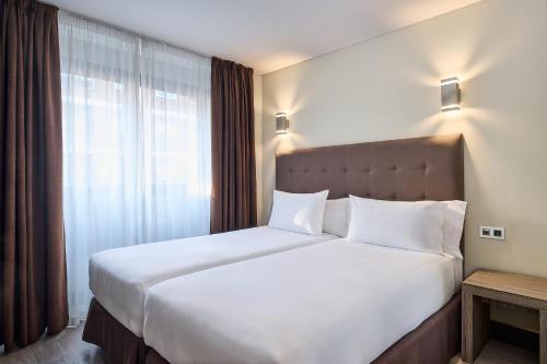 4 twin beds