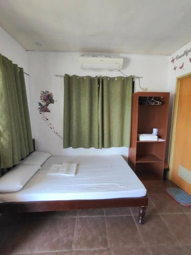 Tavern's Room for rent Room Type - Budget Double Room