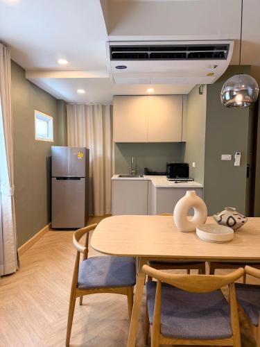 Upscale 3 bed 3 bath suite 1 min to BTS Prompong - image 11