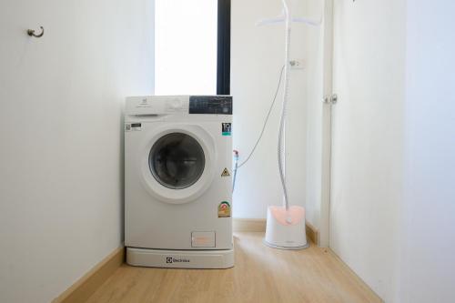 Upscale 3 bed 3 bath suite 1 min to BTS Prompong - image 12