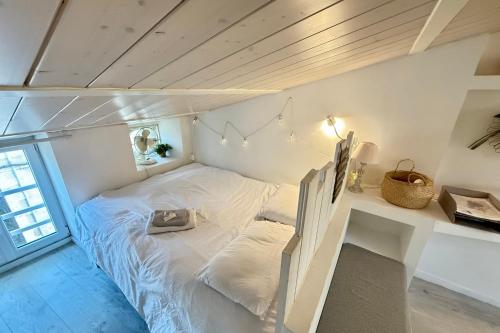 Charming bright apartment in the heart of the city - image 4
