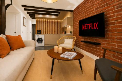 Premium 2BR Apartment with Lift Access - Central Paris