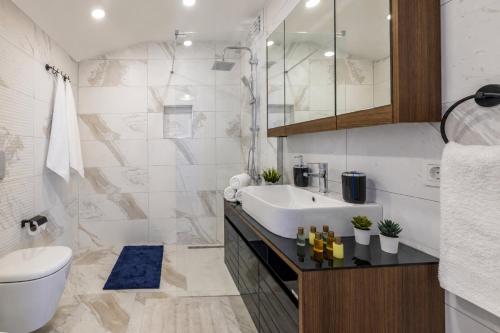 Bosphorus View Apt with 2 Terraces At Monnas Suite - image 4