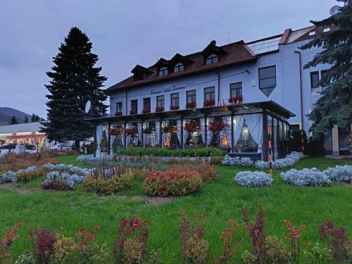 Boutique Hotel Empress – khách sạn tại Roznava
