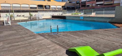 Duplex rénové, piscine, clim, centre port