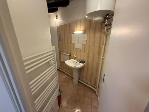 Classic Studio Retreat in Le Marais with Netflix - image 2