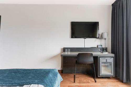 3 twin beds