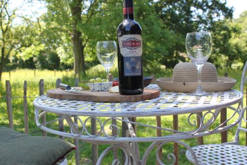 Rõdu/terrass, The Old Apple Shed cosy heated cottage in a meadow close to the charming village of Bethersden in Bethersden