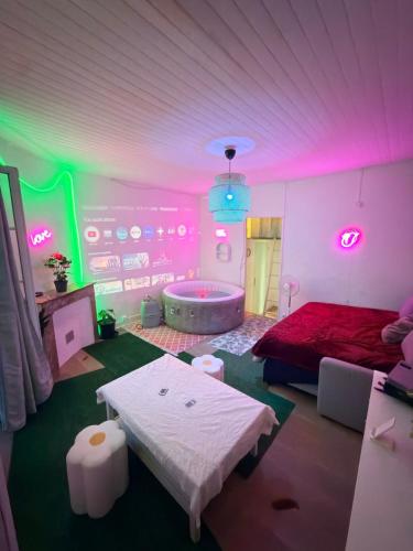 Un Jacuzzi dans le centre – khách sạn tại Khac