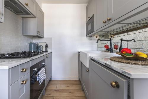 Luxurious 1- Bedroom Apartment in Kensington