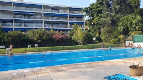 Swimming pool, Appartement familial avec piscine & grande terrasse in Mercantour