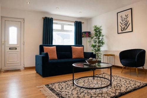 2BR House Free Parking Easy City Access