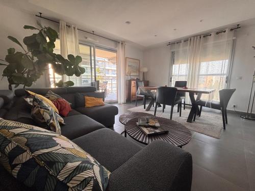 Spacious and quiet, air conditioning, parking, high floor