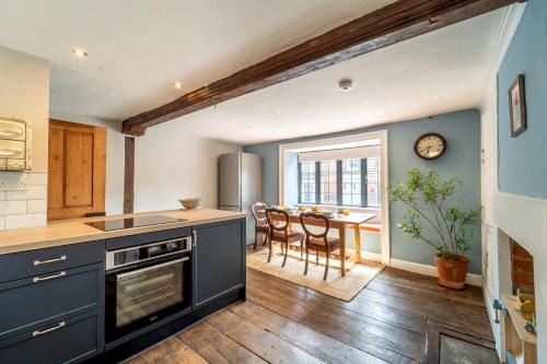 Iekārtas, Characterful Grade II Listed Cottage in Bodicote - Pass the Keys in Bodicote