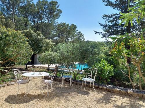 Idéale pour couple - Maison en Provence avec piscine et grand terrain