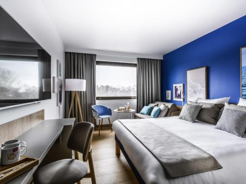 1 queen bed, 1 sofa bed