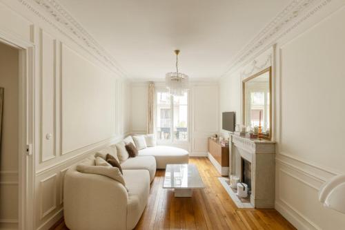 Luxury Haussmannian Escape with King Bed in Paris 16